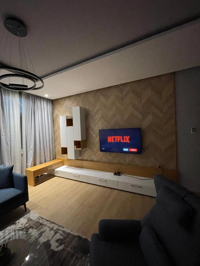 Lux Apartment Tirana Buitenkant foto