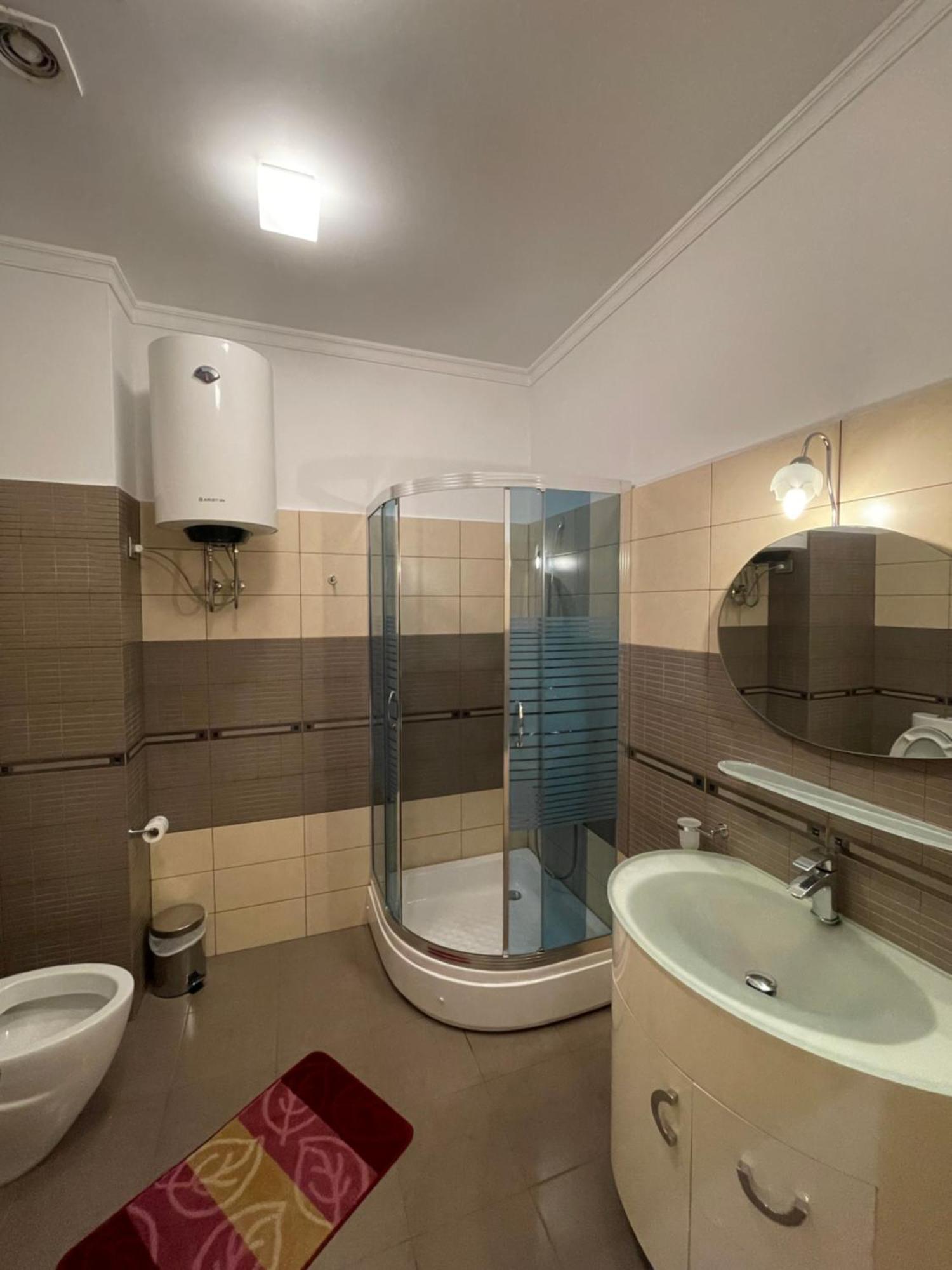 Lux Apartment Tirana Buitenkant foto