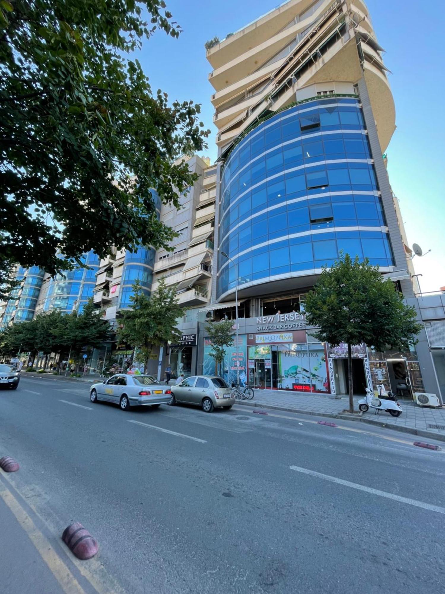 Lux Apartment Tirana Buitenkant foto